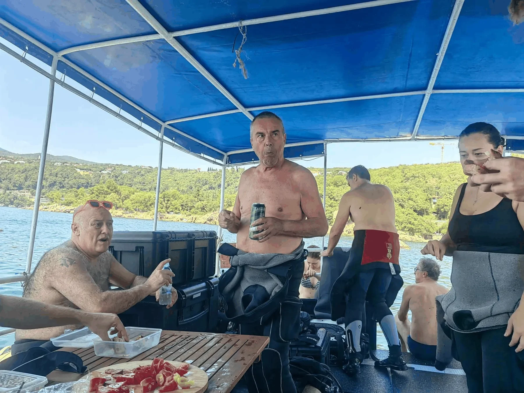Druženje ronilaca na brodu